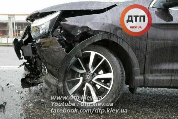 В Киеве женщина за рулем "Nissan", выскочив на "встречку", устроила лобовое ДТП
