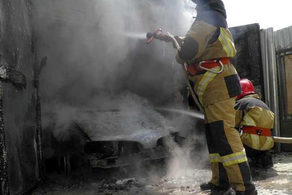 В Ужгороде вспыхнул пожар в частном гараже: автомобиль уничтожен полностью