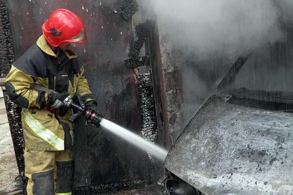 В Ужгороде вспыхнул пожар в частном гараже: автомобиль уничтожен полностью