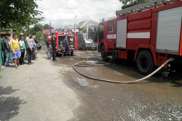 В Ужгороде вспыхнул пожар в частном гараже: автомобиль уничтожен полностью