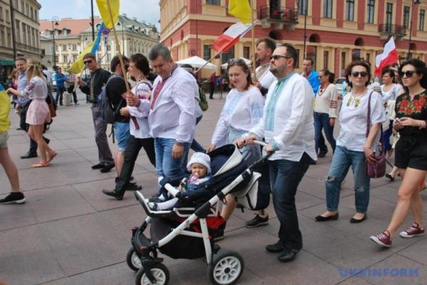 По центру Варшавы прошел Парад вышиванок
