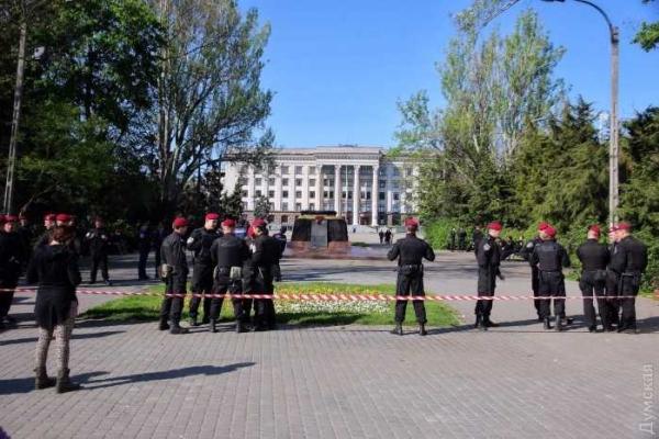В Одессе на Куликовом поле становится "жарко": люди требуют пропустить их к Дому профсоюзов В Одессе на Куликовом поле становится "жарко": люди требуют пропустить их к Дому профсоюзов