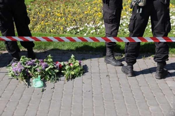Возмущенные одесситы пытаются прорваться на Куликово поле Возмущенные одесситы пытаются прорваться на Куликово поле