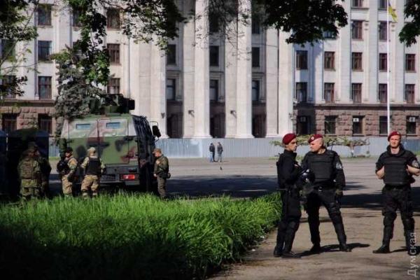 Возмущенные одесситы пытаются прорваться на Куликово поле Возмущенные одесситы пытаются прорваться на Куликово поле