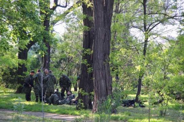 Возмущенные одесситы пытаются прорваться на Куликово поле Возмущенные одесситы пытаются прорваться на Куликово поле