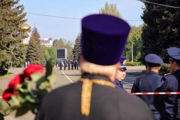 Возмущенные одесситы пытаются прорваться на Куликово поле Возмущенные одесситы пытаются прорваться на Куликово поле