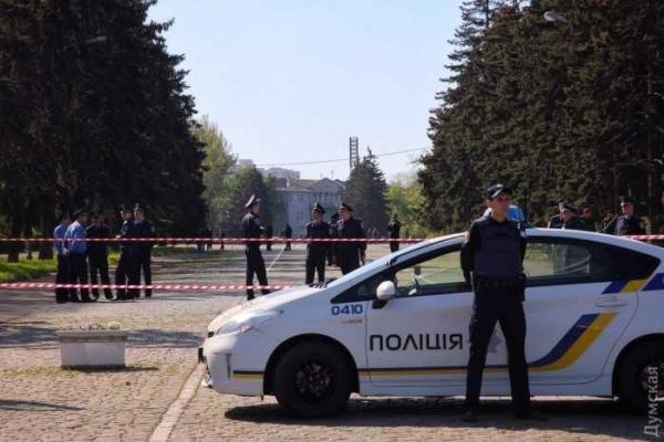 Возмущенные одесситы пытаются прорваться на Куликово поле Возмущенные одесситы пытаются прорваться на Куликово поле
