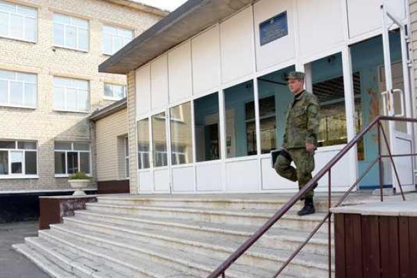 На Донетчине безопасность детей во время выпускных балов будут обеспечивать около 600 полицейских На Донетчине безопасность детей во время выпускных балов будут обеспечивать около 600 полицейских