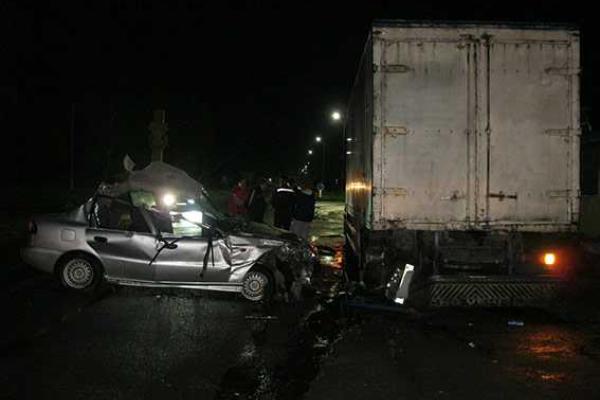На Винничине "Daewoo Lanos" влетел в грузовик: погибла 16-летняя девушка На Винничине "Daewoo Lanos" влетел в грузовик: погибла 16-летняя девушка