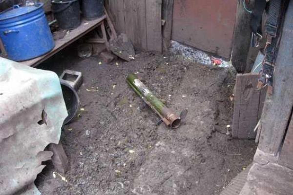 Пенсионер подорвался в собственном дворе, разбирая найденный гранатомет Пенсионер подорвался в собственном дворе, разбирая найденный гранатомет