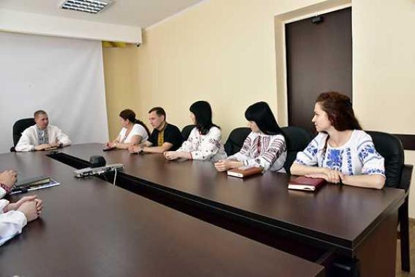 На Донетчине работники полиции надели украинский наряд в честь Всемирного дня вышиванки