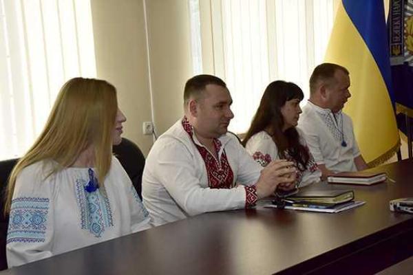 На Донетчине работники полиции надели украинский наряд в честь Всемирного дня вышиванки