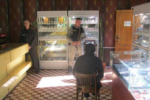 На Одесчине женщина открыла стрельбу при разбойном нападении на ювелирный магазин На Одесчине женщина открыла стрельбу при разбойном нападении на ювелирный магазин