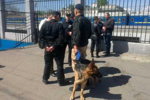 В Одессе возле ж/д вокзала обнаружены три боевые гранаты В Одессе возле ж/д вокзала обнаружены три боевые гранаты