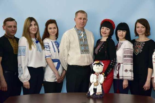 На Донетчине работники полиции надели украинский наряд в честь Всемирного дня вышиванки