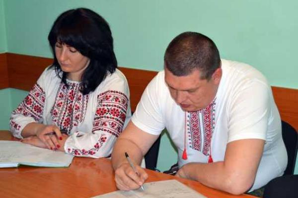 На Донетчине работники полиции надели украинский наряд в честь Всемирного дня вышиванки