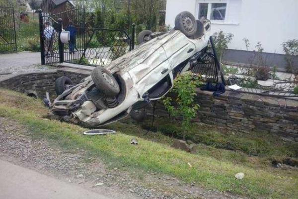 На Закарпатье 19-летний водитель угробил "Форд" и попал в реанимацию На Закарпатье 19-летний водитель угробил "Форд" и попал в реанимацию