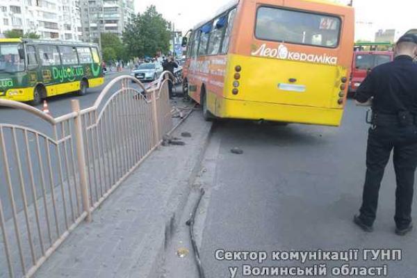 В Луцке маршрутка с людьми влетела в рекламный щит
