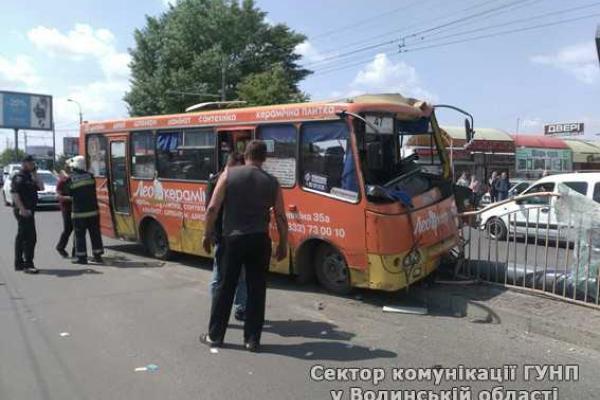 В Луцке маршрутка с людьми влетела в рекламный щит