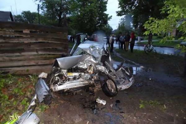 На Черниговщине грузовик "МАЗ" раздавил легковушку, оставив сиротой 8-летнего мальчика На Черниговщине грузовик "МАЗ" раздавил легковушку, оставив сиротой 8-летнего мальчика