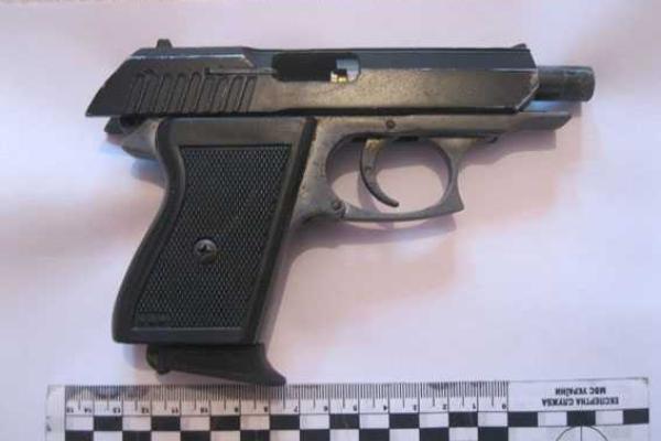 На Сумщине полиция задержала вооруженного мужчину во время разбойного нападения на семью На Сумщине полиция задержала вооруженного мужчину во время разбойного нападения на семью