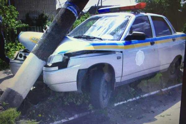 На Ровенщине автомобиль патрульной полиции влетел в электроопору На Ровенщине автомобиль патрульной полиции влетел в электроопору