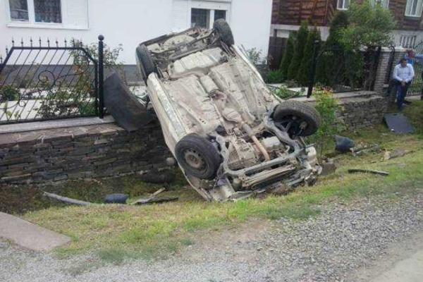 На Закарпатье 19-летний водитель угробил "Форд" и попал в реанимацию На Закарпатье 19-летний водитель угробил "Форд" и попал в реанимацию
