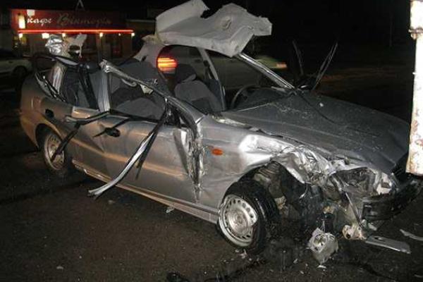На Винничине "Daewoo Lanos" влетел в грузовик: погибла 16-летняя девушка На Винничине "Daewoo Lanos" влетел в грузовик: погибла 16-летняя девушка