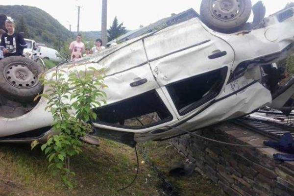 На Закарпатье 19-летний водитель угробил "Форд" и попал в реанимацию На Закарпатье 19-летний водитель угробил "Форд" и попал в реанимацию