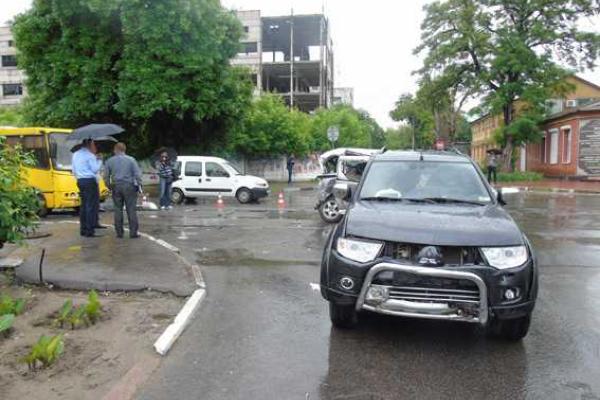 В Херсоне лихач на "Mitsubishi Pagero" устроил ДТП с "Peugeot" и автобусом В Херсоне лихач на "Mitsubishi Pagero" устроил ДТП с "Peugeot" и автобусом