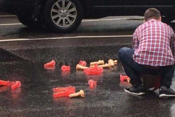В центре Москвы водитель растерял по дороге "игрушки для взрослых"