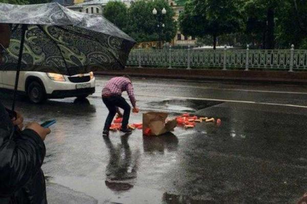 В центре Москвы водитель растерял по дороге "игрушки для взрослых"