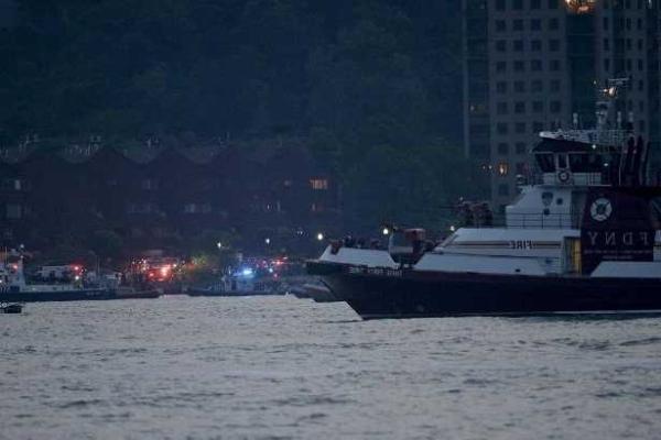 В Нью-Йорке продолжается спасательная операция: в реку Гудзон рухнул раритетный самолет