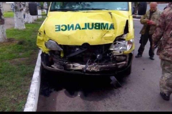 В Бахмуте реанимобиль с бригадой и раненым бойцом попал в серьезное ДТП В Бахмуте реанимобиль с бригадой и раненым бойцом попал в серьезное ДТП
