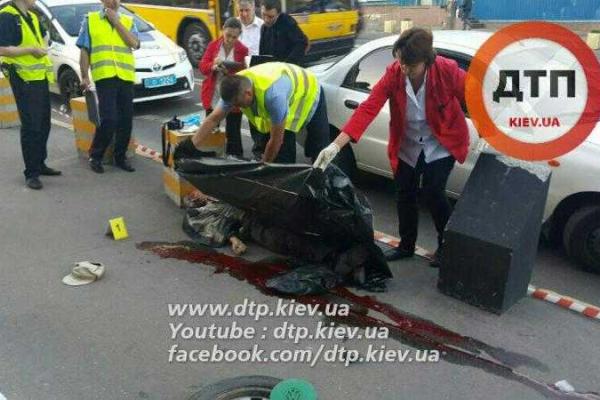 В Киеве пешеход погиб от удара колеса, отлетевшего на ходу от автомобиля "Volkswagen", 18+