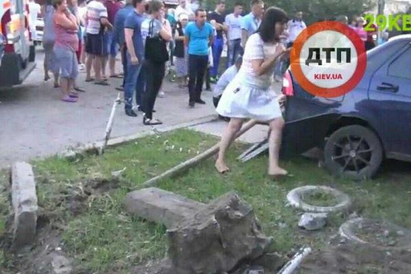 Пьяный водитель на легковушке попал в жесткое ДТП под Киевом: погибли две девочки