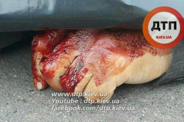 В Киеве пешеход погиб от удара колеса, отлетевшего на ходу от автомобиля "Volkswagen", 18+