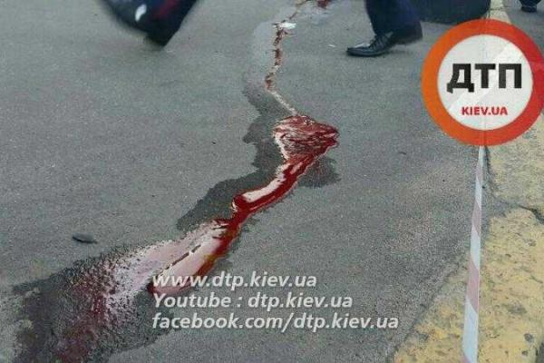 В Киеве пешеход погиб от удара колеса, отлетевшего на ходу от автомобиля "Volkswagen", 18+