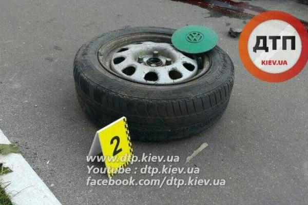 В Киеве пешеход погиб от удара колеса, отлетевшего на ходу от автомобиля "Volkswagen", 18+