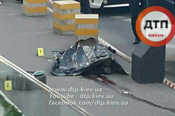 В Киеве пешеход погиб от удара колеса, отлетевшего на ходу от автомобиля "Volkswagen", 18+