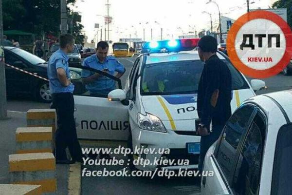 В Киеве пешеход погиб от удара колеса, отлетевшего на ходу от автомобиля "Volkswagen", 18+