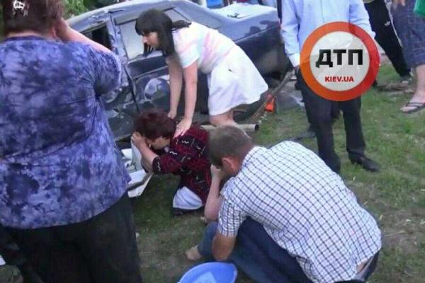 Пьяный водитель на легковушке попал в жесткое ДТП под Киевом: погибли две девочки