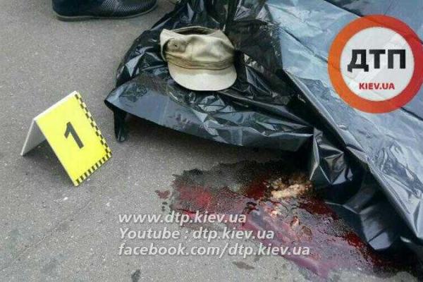 В Киеве пешеход погиб от удара колеса, отлетевшего на ходу от автомобиля "Volkswagen", 18+