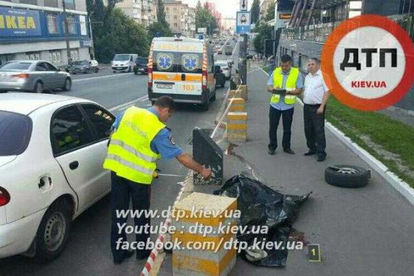 В Киеве пешеход погиб от удара колеса, отлетевшего на ходу от автомобиля "Volkswagen", 18+