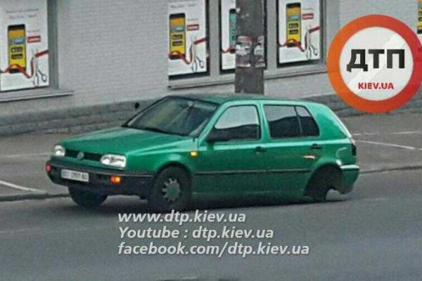 В Киеве пешеход погиб от удара колеса, отлетевшего на ходу от автомобиля "Volkswagen", 18+