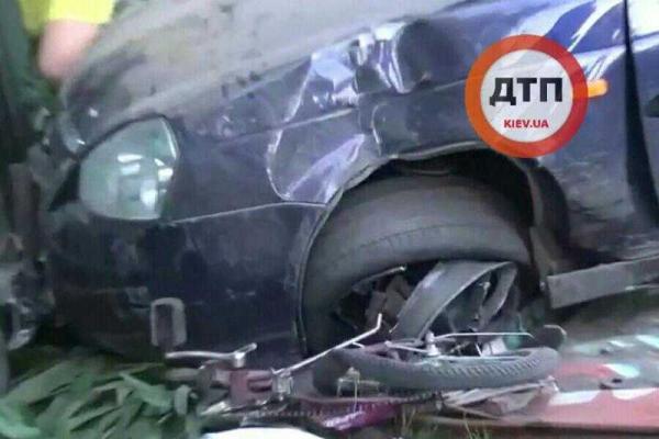 Пьяный водитель на легковушке попал в жесткое ДТП под Киевом: погибли две девочки