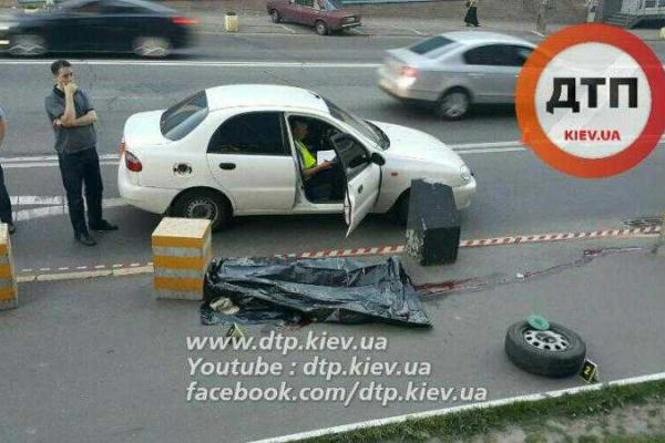 В Киеве пешеход погиб от удара колеса, отлетевшего на ходу от автомобиля "Volkswagen", 18+