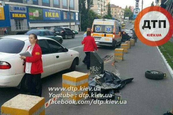 В Киеве пешеход погиб от удара колеса, отлетевшего на ходу от автомобиля "Volkswagen", 18+