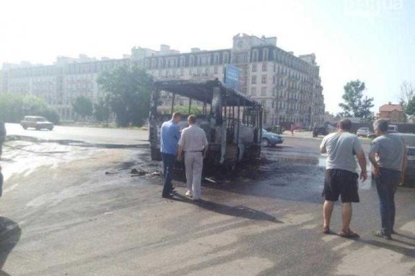 В Одессе дотла сгорел пассажирский автобус "Богдан", вспыхнувший во время движения В Одессе дотла сгорел пассажирский автобус "Богдан", вспыхнувший во время движения