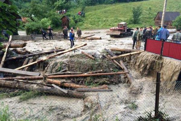Появились снимки с места стихийного бедствия на Закарпатье